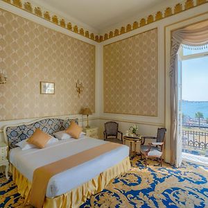 Golden Superior Room Direct Sea View Light
